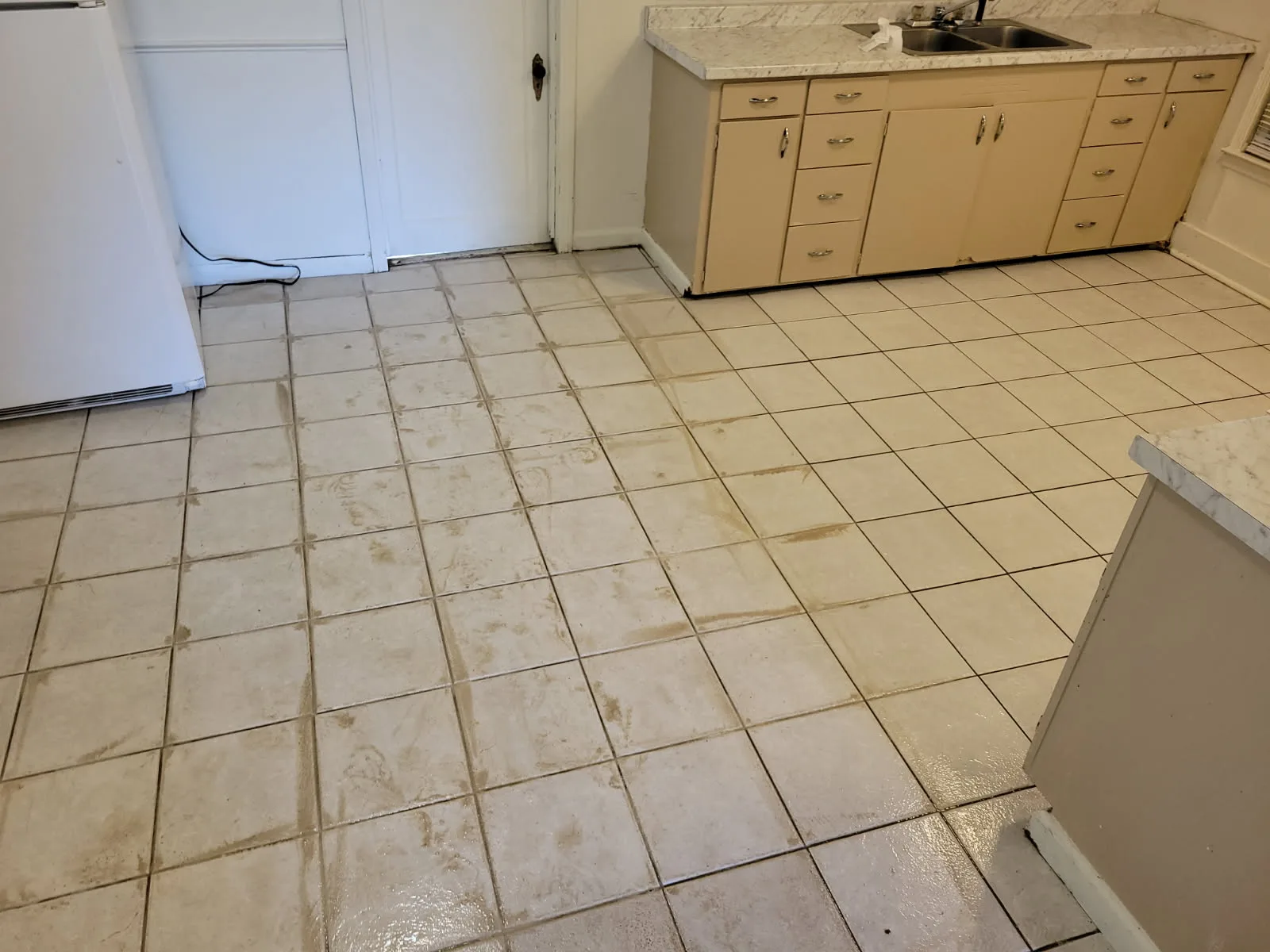 kitchen tile & grout before cleaning